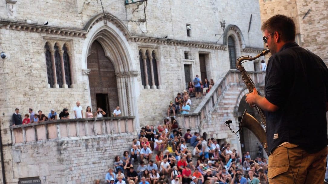 Piazza IV Novembre, esibizione dei The Cliff, gruppo 2° classificato dell’edizione 2017
