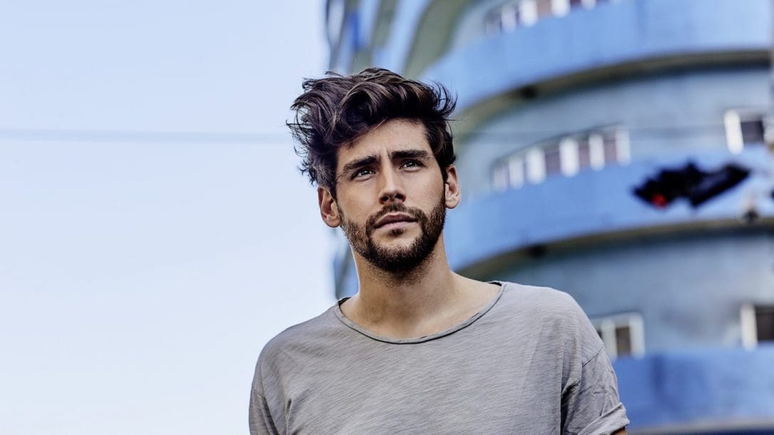 Alvaro Soler è sulla cover del numero di luglio-agosto di Billboard Italia. Il suo ultimo successo è La Cintura