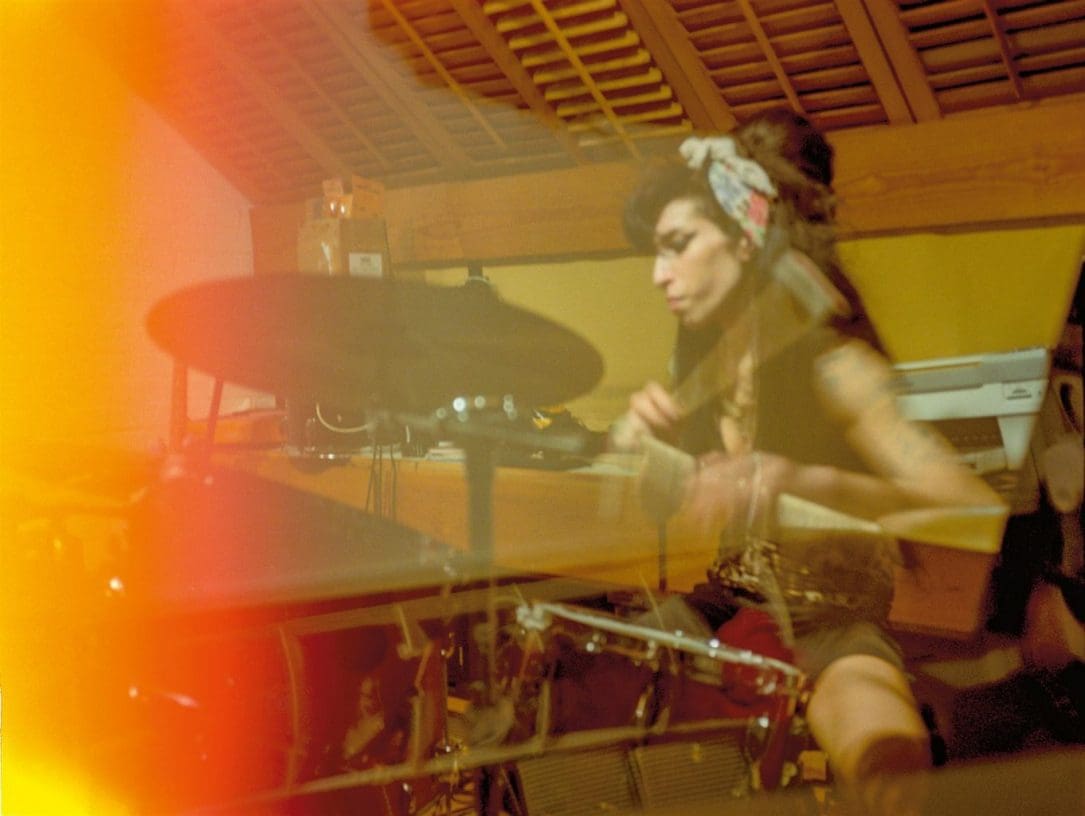 Questo angolo del soggiorno è diventato il luogo perfetto per la batteria e per tutti gli strumenti di Amy. Prowse Place, Camden, Londra 2008 - Credit Blake Wood (2018)