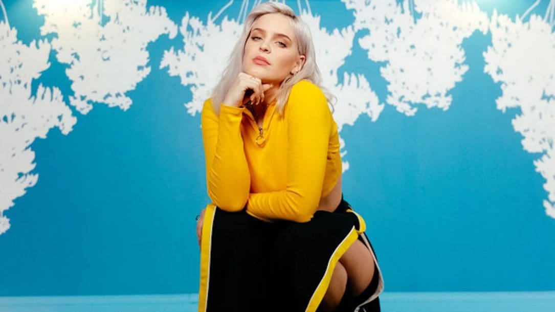 Anne-Marie: ecco la versione di 2002 con Ed Sheeran