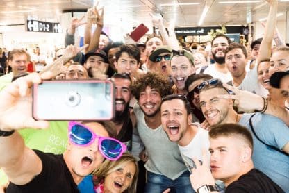 Foto di gruppo del nostro Stefano Fisico con i partecipanti italiani del Tomorrowland ad Anversa