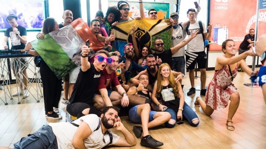 Un momento del Gate Party a Fiumicino, prima della partenza per il Tomorrowland ad Anversa