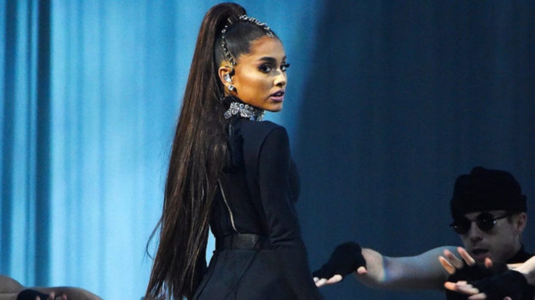 Ariana Grande ha annunciato che sarà ospite del Carpool Karaoke di James Corden