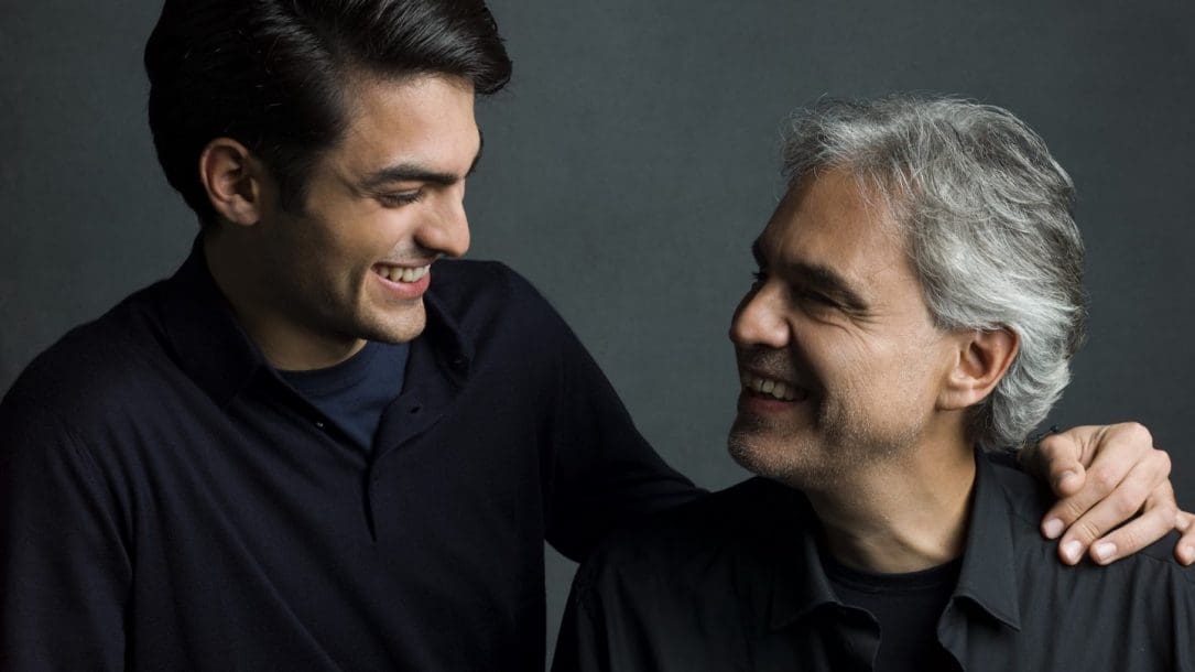 Andrea Bocelli insieme al figlio Matteo. Il disco Sì ha debuttato alla #1 in Inghilterra: è record!