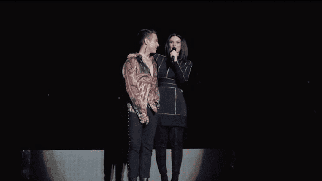 Irama e Laura Pausini sul palco del Forum di Assago: il vincitore di Amici 2018 ha aperto una data del tour della cantante di Solarolo