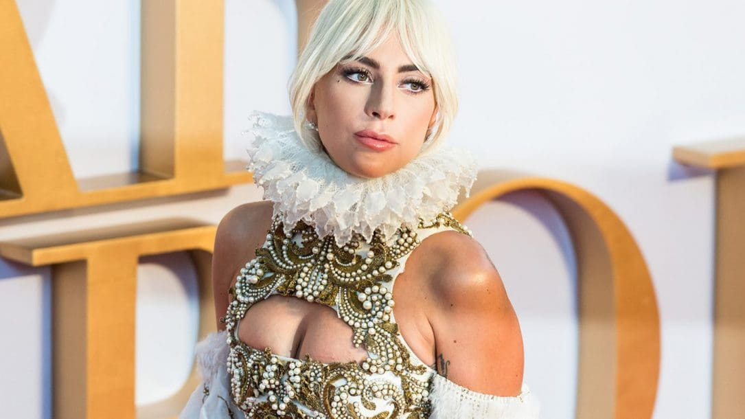 Lady Gaga ha lanciato il nuovo brano Shallow insieme a Bradley Cooper. Fa parte della colonna sonora del loro film A Star is Born