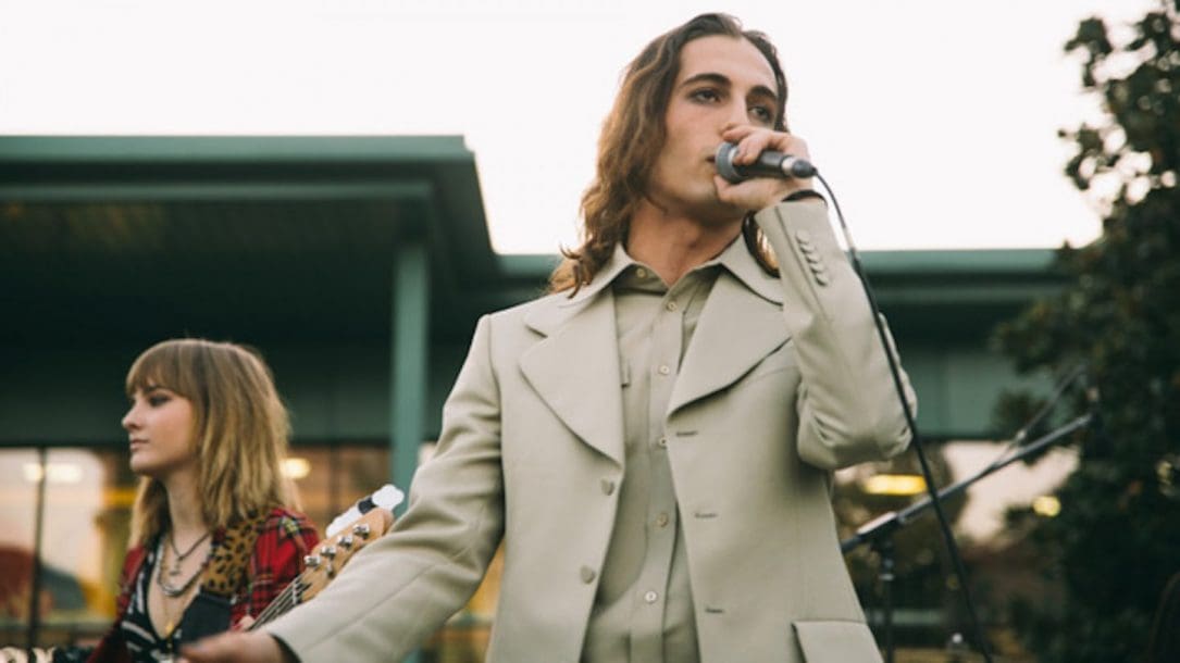 I Maneskin hanno presentato il loro singolo Torna a Casa a sorpresa per le strade di Roma e Milano. Li abbiamo incontrati