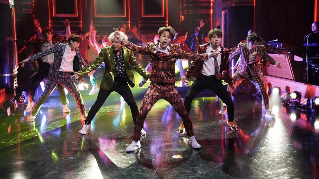 I BTS, ospiti del Tonight Show di Jimmy Fallon, hanno partecipato alla Fortnite Dance Challenge