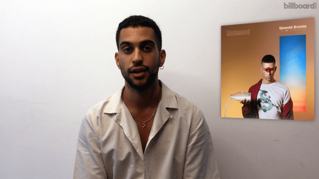 Mahmood durante la nostra video intervista. Ci ha raccontato il suo nuovo EP Gioventù Bruciata