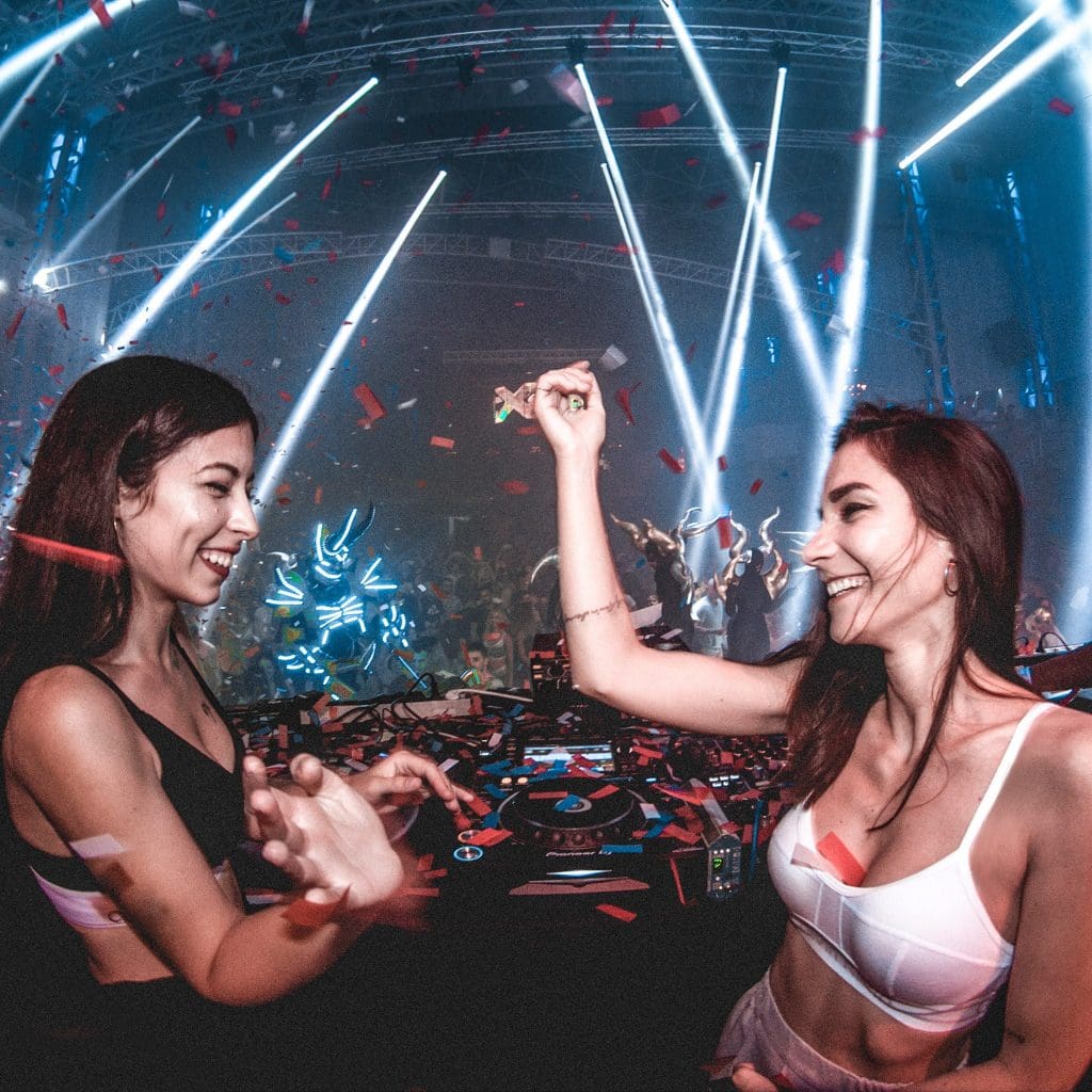 Giolì & Assia durante un loro DJ set