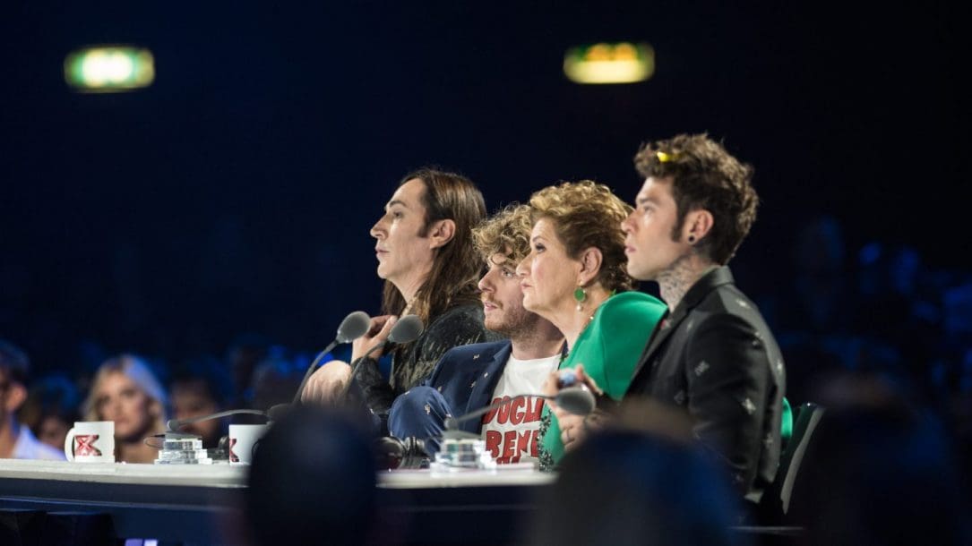 Ieri sera sono iniziati i primi Live di X Factor 12. Il primo eliminato è Matteo Costanzo della squadra di Fedez