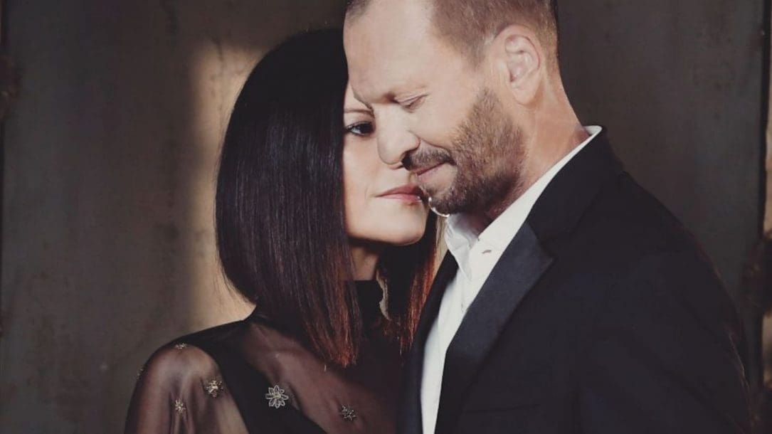 Laura Pausini ha pubblicato una nuova versione de Il Coraggio di Andare insieme a Biagio Antonacci. Anticipa il nuovo progetto Fatti Sentire Ancora