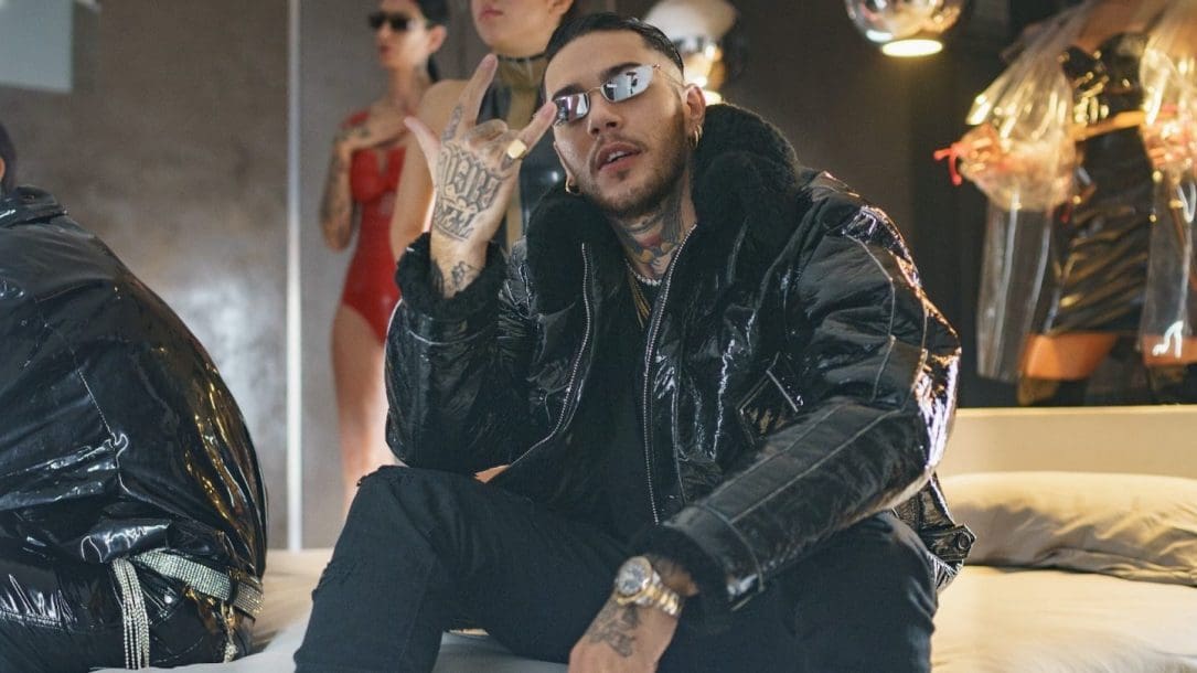 Emis Killa ha pubblicato il video di Claro insieme a Vegas Jones e Gemitaiz
