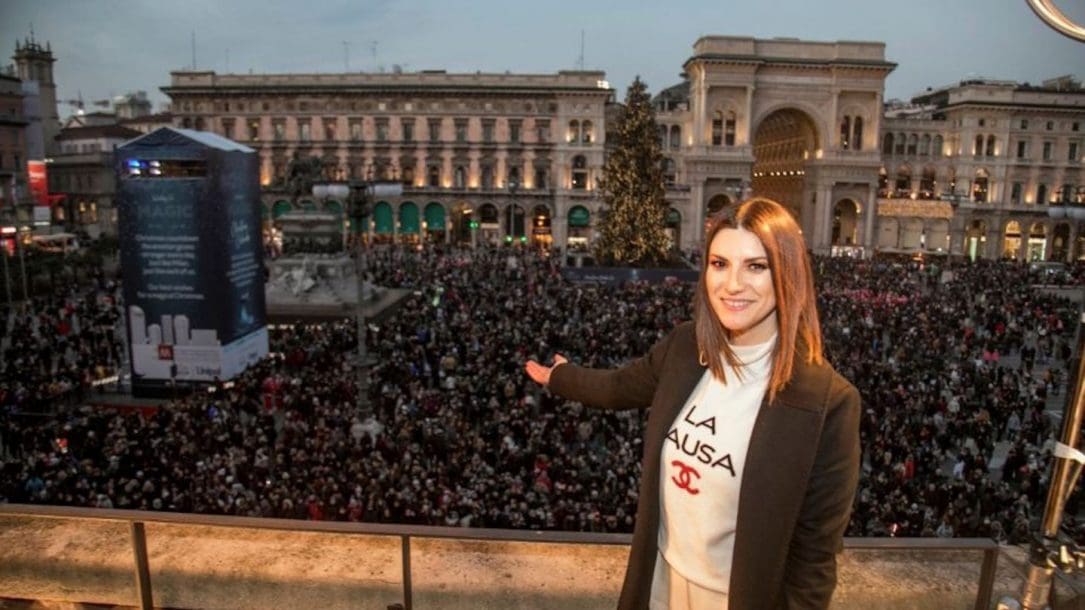 Laura Pausini: l'evento in piazza Duomo a Milano per l'incontro con i fan ha registrato oltre 25mila presenze