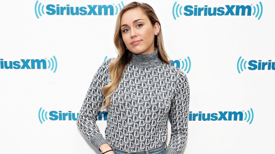 Miley Cyrus ha pubblicato una nuova versione di War is Over insieme a Mark Ronson e Sean Ono Lennon