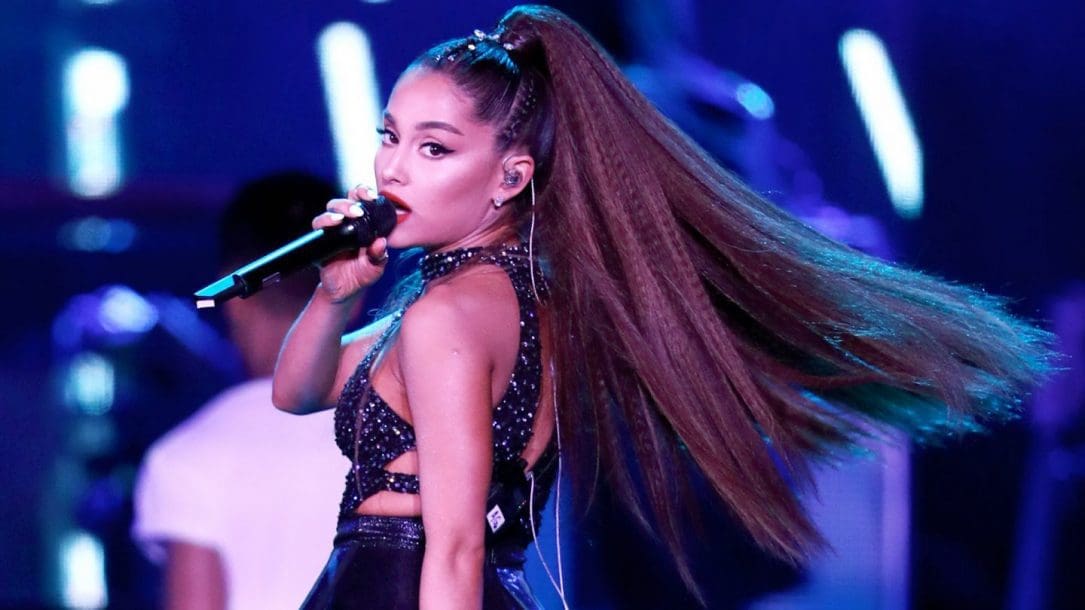 Ariana Grande: le canzoni di Natale con Jimmy Fallon al Saturday Night Live