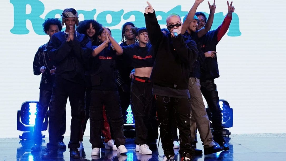 J Balvin scalda il Tonight Show con il suo Reggaeton