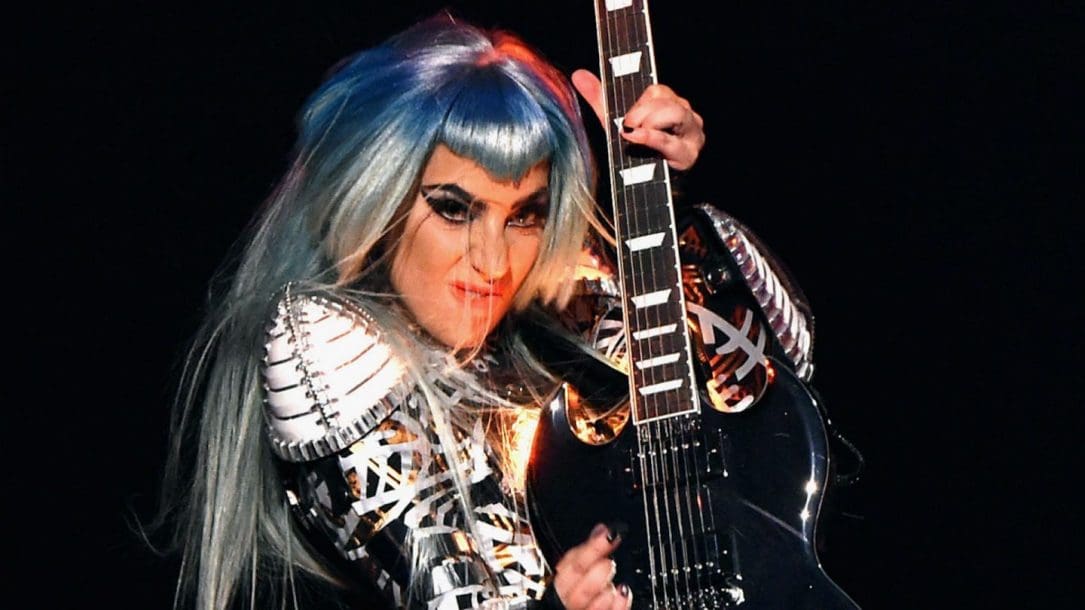 Lady Gaga inaugura Enigma e stupisce tutti con i suoi capelli blu