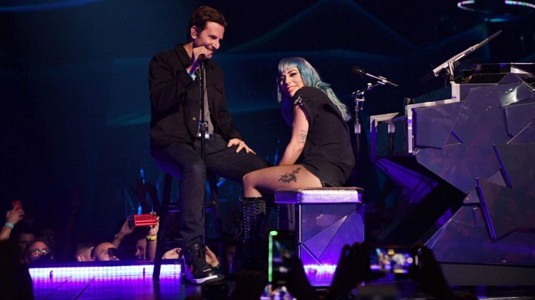 Lady Gaga duetta a sorpresa con Bradley Cooper a Las Vegas: il video