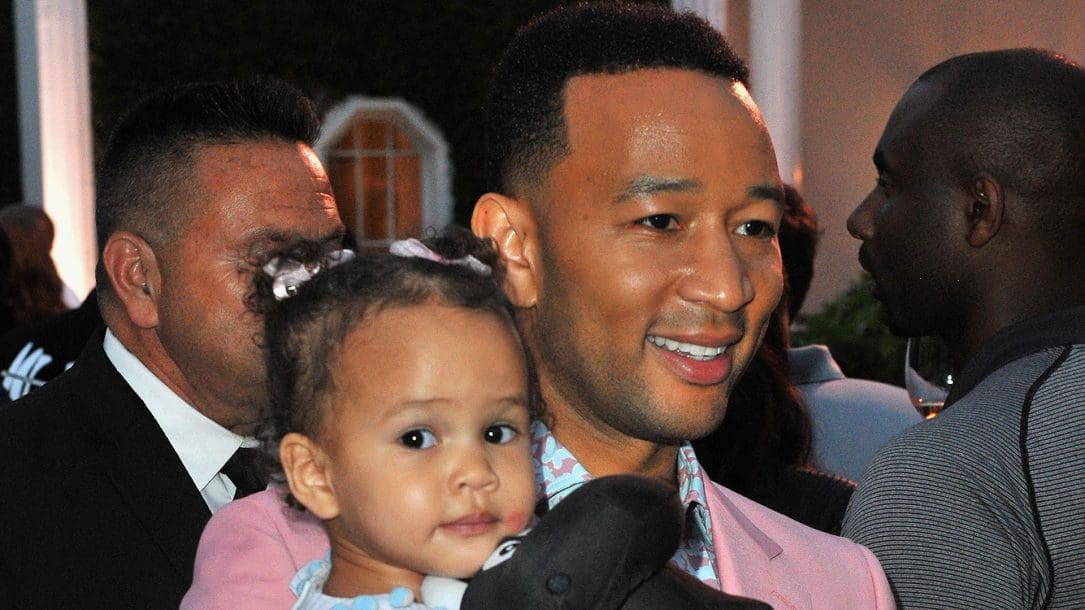John Legend: il video mentre canta Baby Shark insieme a sua figlia