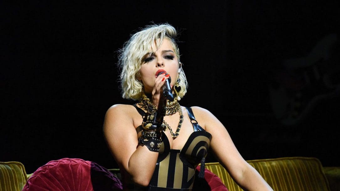 Bebe Rexha non ha paura del fuoco: la sua esibizione di Last Hurrah al Late Show