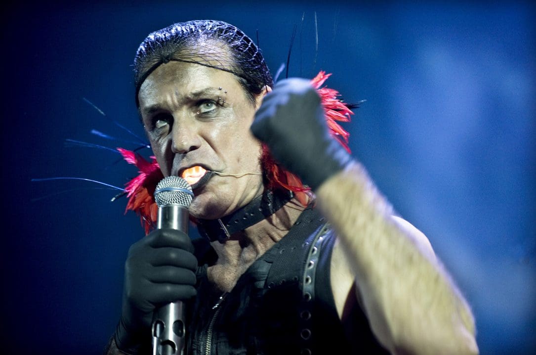 I Rammstein criticati perché hanno banalizzato l'Olocausto nel video di Deutschland