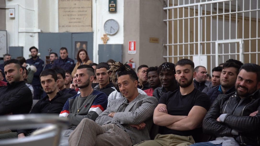 Ghali ha presentato il suo nuovo singolo I Love You al carcere di San Vittore di Milano