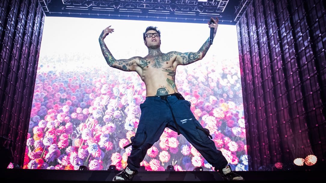 Fedez chiude il cerchio di Paranoia Airlines e il suo show stupisce Milano