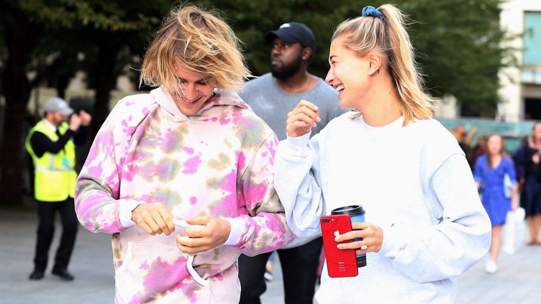 Justin Bieber ha pubblicato una foto in studio con sua moglie Hailey