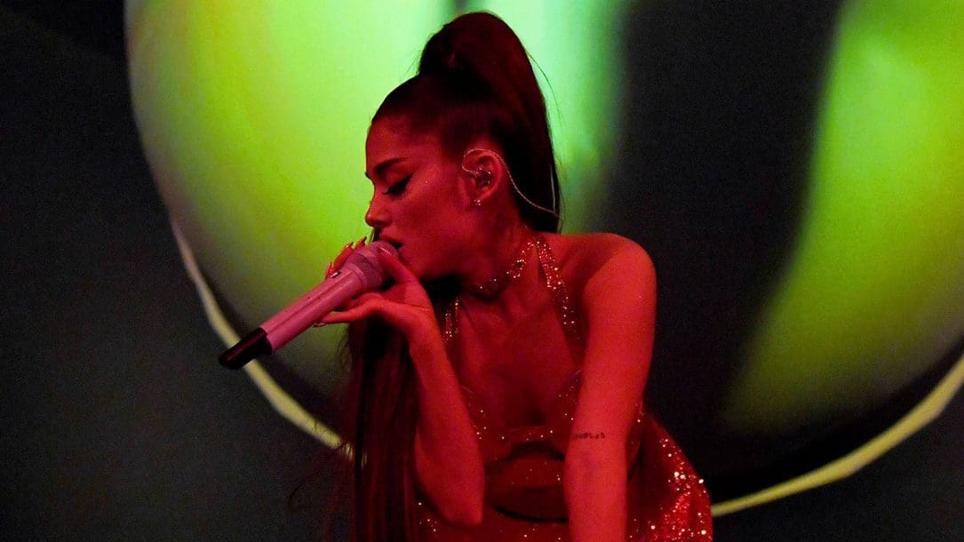 Ariana Grande in lacrime ai fan: «Grazie per accettare la mia umanità»