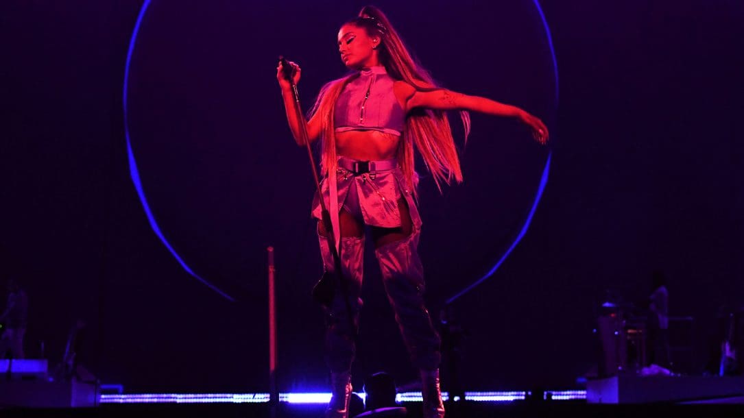 Ariana Grande a sorpresa sul palco con Barbra Streisand: il video