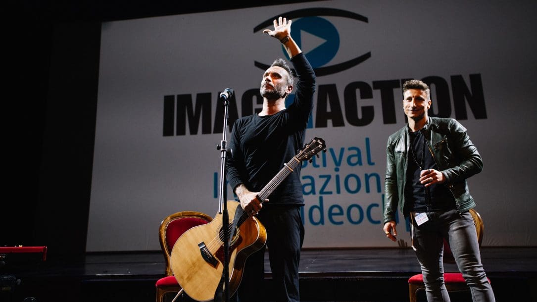 Nek, dalla ricerca di profondità nei videoclip al suo tour europeo