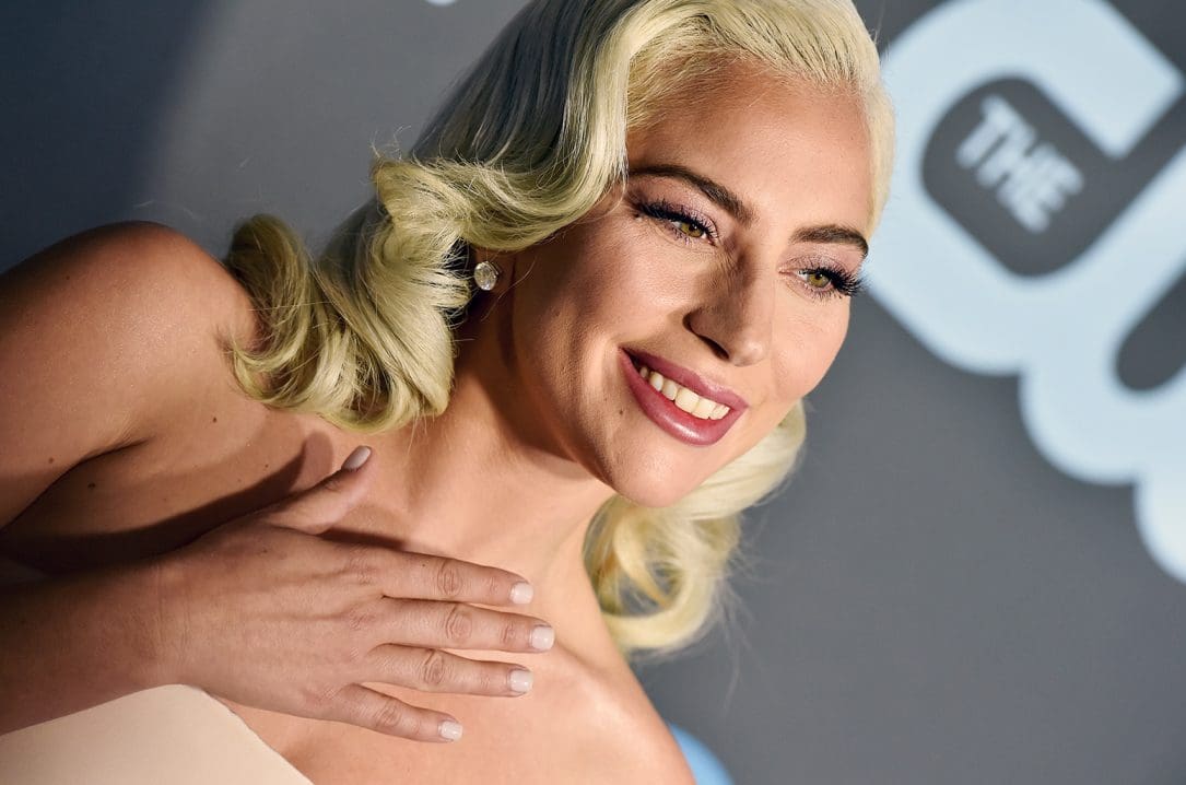 Lady Gaga è caduta dal palco durante il suo show a Las Vegas