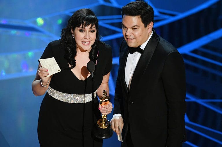 Kristen Anderson-Lopez e Robert Lopez ricevono il loro primo Oscar. Foto di Don Dixon