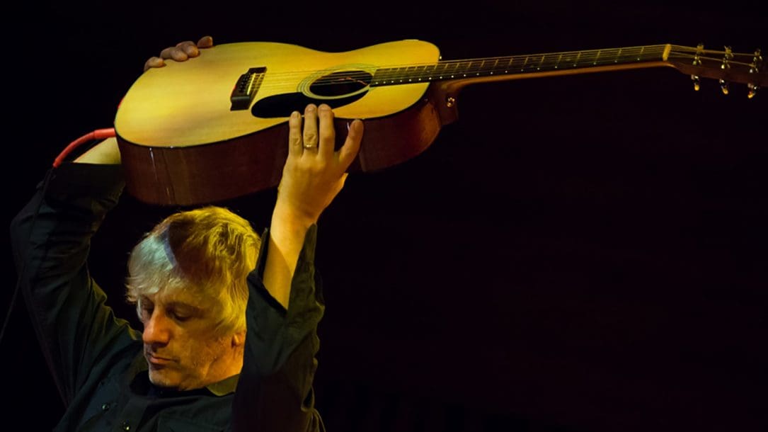 Lee Ranaldo, chitarrista fondatore dei Sonic Youth e sperimentatore, nella foto di Guillermo Coluccio