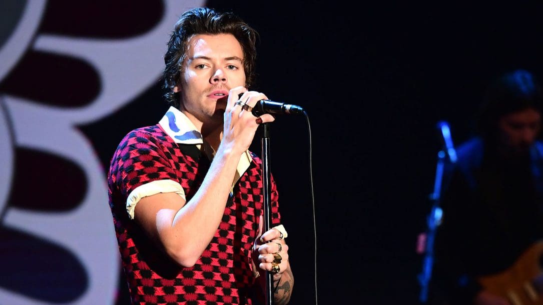 Harry Styles intervista se stesso, canta Adore You e si cimenta con il Carpool Karaoke