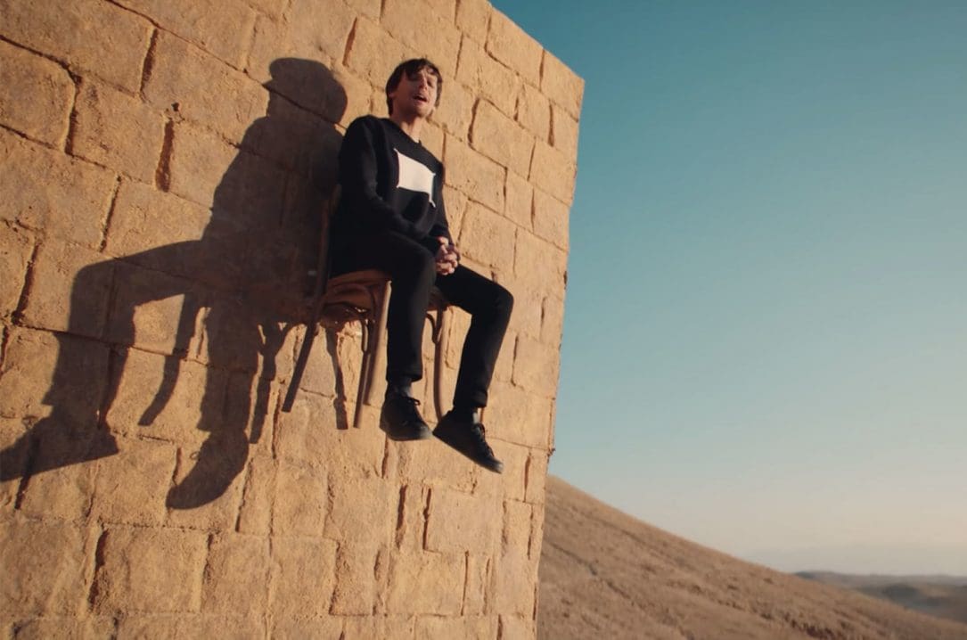 Louis Tomlinson fa riferimento ai One Direction nel video di Walls