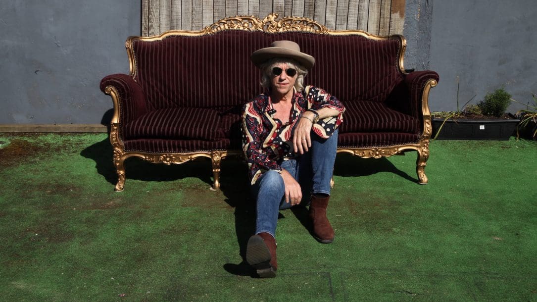 Il creatore di Live Aid ha riformato i Boomtown Rats. Bob Geldof ha anche scritto una biografia ed è in uscita con un bel docufilm