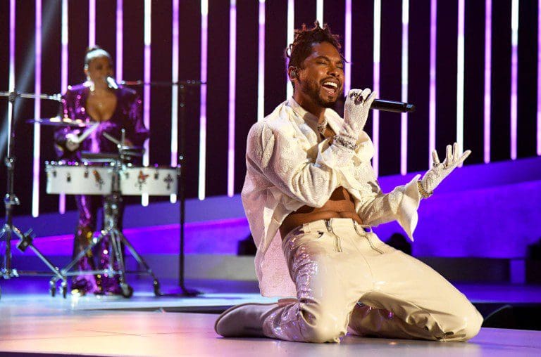 Miguel durante esibizione ai Grammy dove ha omaggiato Prince come ieri sera. Kevin Mazur/Getty Images for The Recording Academy