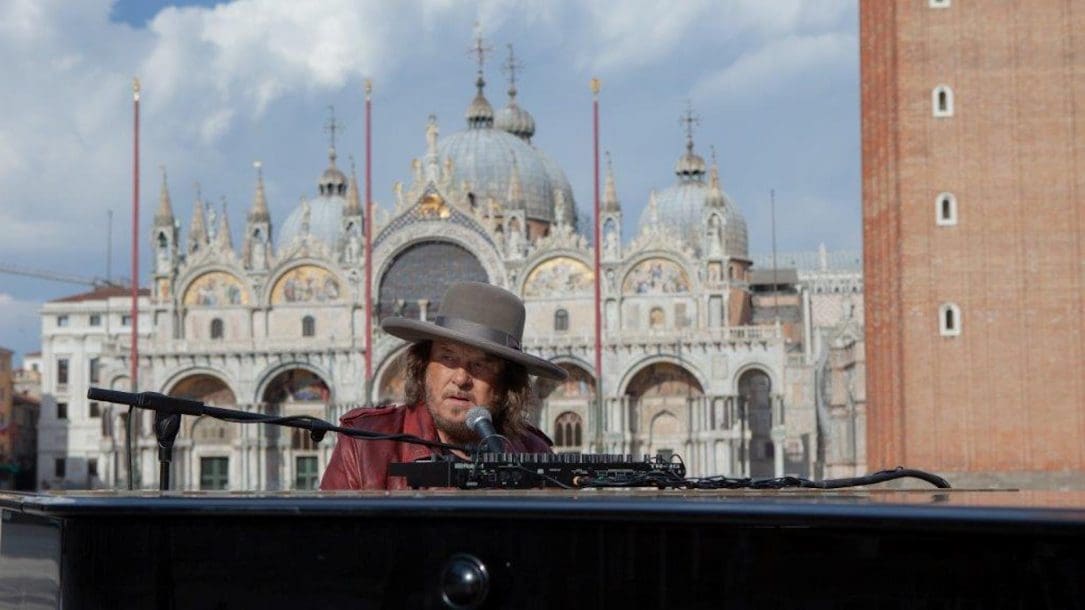 Zucchero canta e Michael Stipe risponde: il video live a Venezia