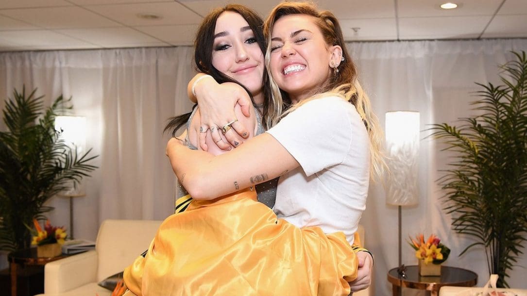 Miley Cyrus: il video su Tik Tok per l'EP della sorella Noah