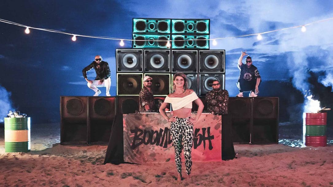 La clip di Karaoke dei Boomdabash feat Amoroso, al momento in testa alla classifica di Power Hits Estate 2020