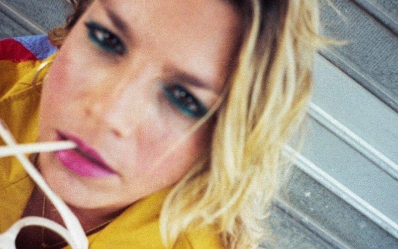 Emma, in un frame del video di Latina