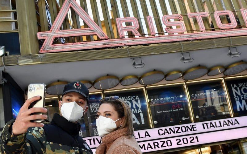 Davanti al teatro Ariston qualcuno scatta selfie anche quest'anno. Foto AGF photo