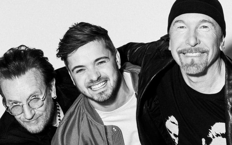 Bono, Martin Garrix e The Edge. Foto di Louis van Baar