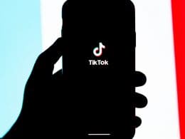 TikTok - foto di Solen Feyissa - Unsplash
