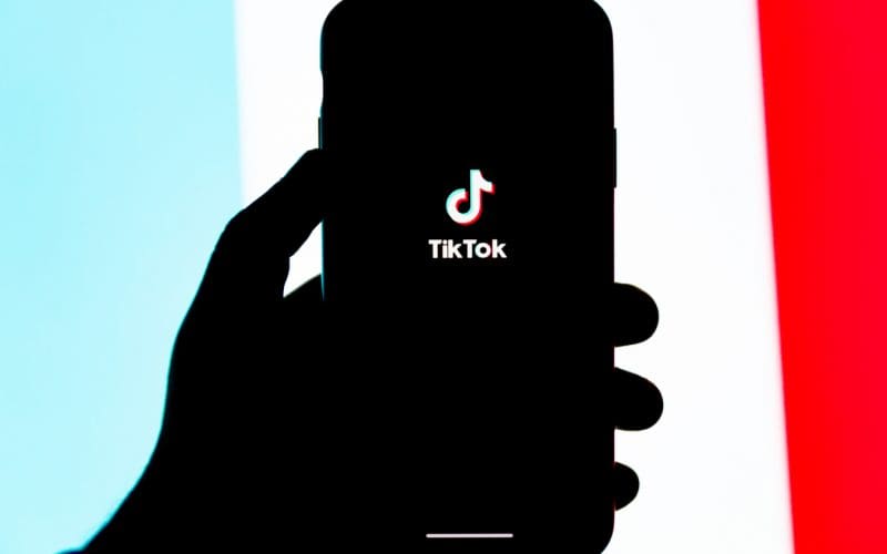 TikTok - foto di Solen Feyissa - Unsplash