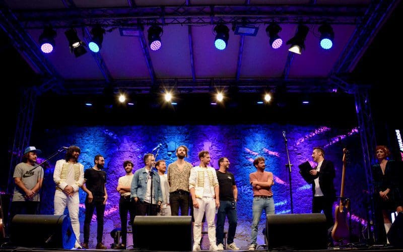 Music for Change. In foto: Fast Animals and Slow Kids, Ministri e Lo Stato Sociale sul palco insieme a Gabriella Martinelli e Gennaro de Rosa